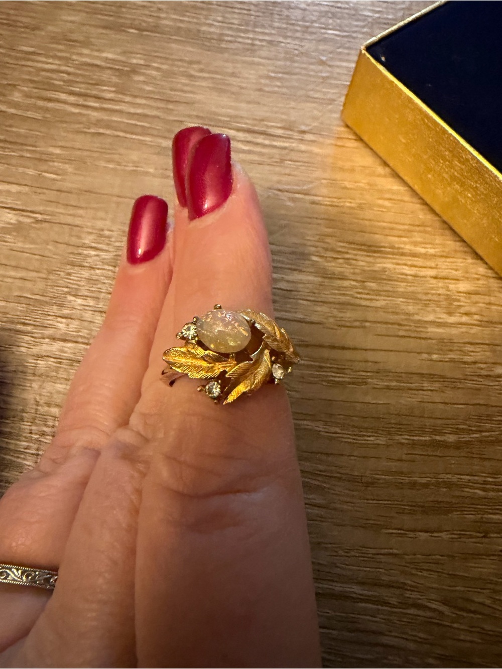 Vintage Size 6/7 Avon Ring Fireflower Simulated Opal & Rhinestones Gold Tone - Picture 3 of 3